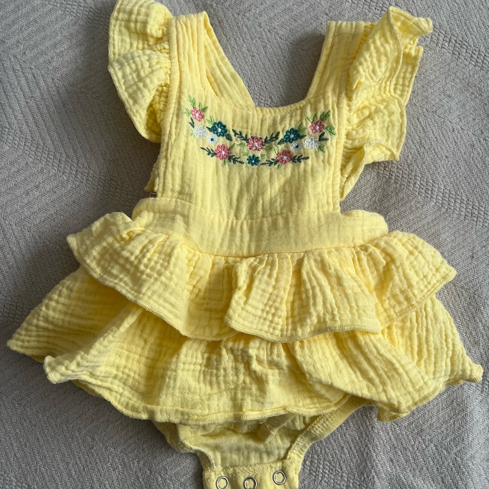 Baby romper with floral designs,size 0-3 and only worn once. In great condition!